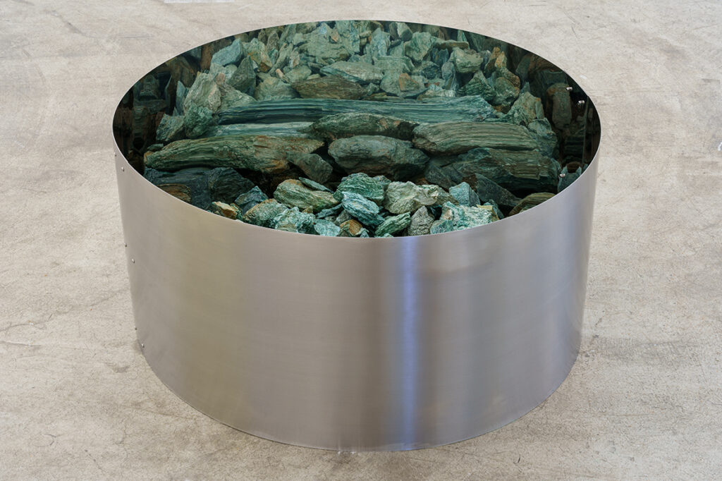 49310
Amelia Toledo
Green well, from the Color wells series 2006/2021
green fuchsite and stainless steel ed one of a kind
41 x Ã˜ 82 cm
frieze LA