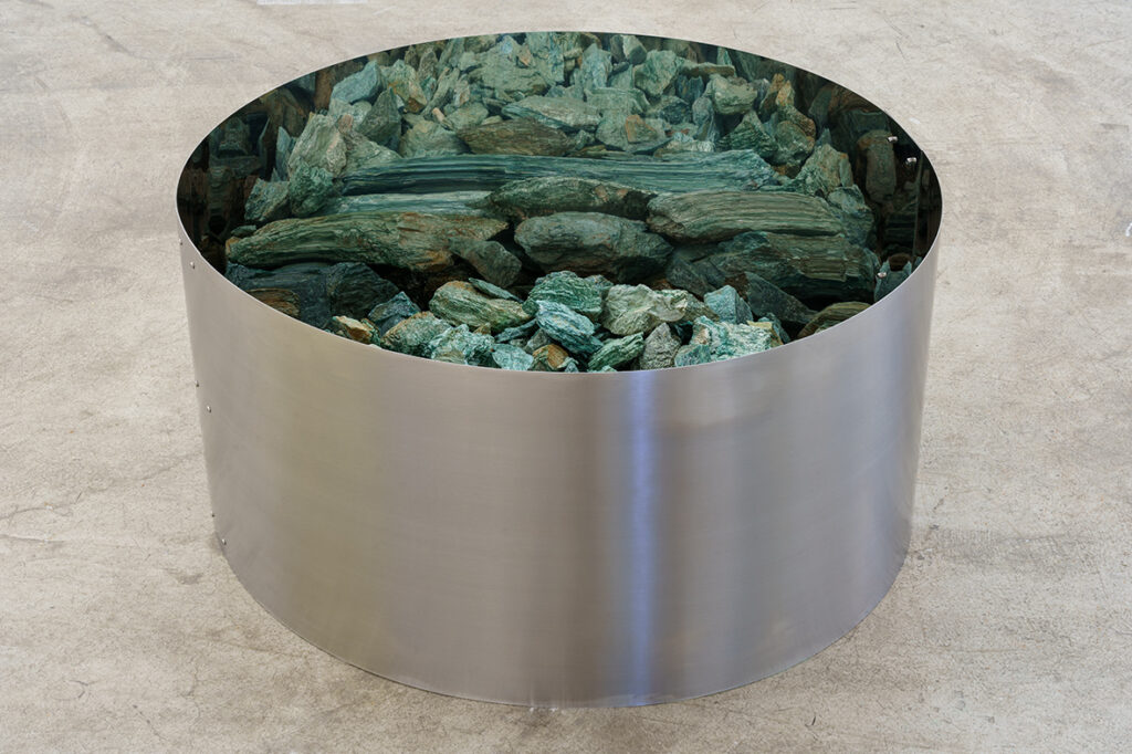 49310
Amelia Toledo
Green well, from the Color wells series 2006/2021
green fuchsite and stainless steel ed one of a kind
41 x Ø 82 cm
frieze LA