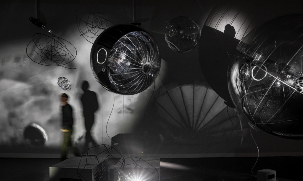 Free the Air: How to hear the universe in a spider web, 2022.
Installation view at Particular Matter(s), The Shed, New York, 2022.
Photography by Studio TomÃ¡s Saraceno.